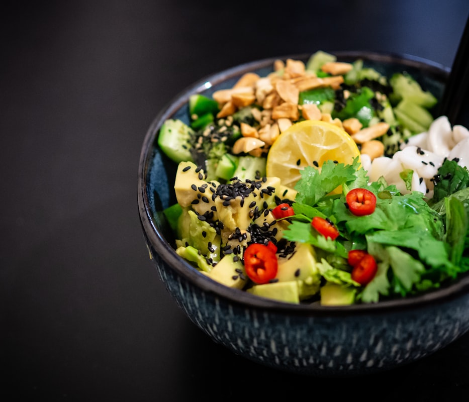 Repas sans gluten avec légumes et grains alternatifs